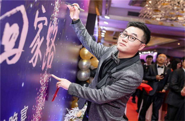 【高光“疫”事】勇敢逆行的特殊“网约车”——w66旗舰厅90后，用信念打通生命运输线